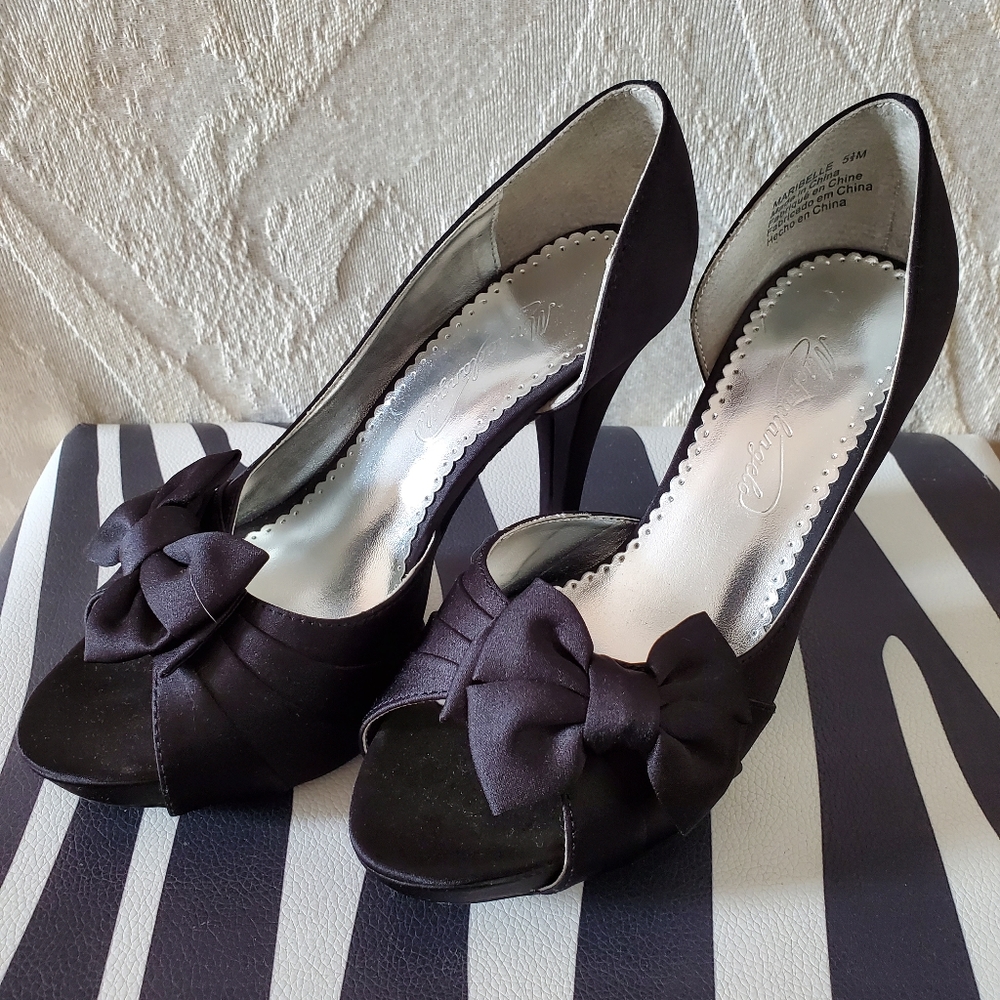 Michaelangelo Peep-Toe pumps